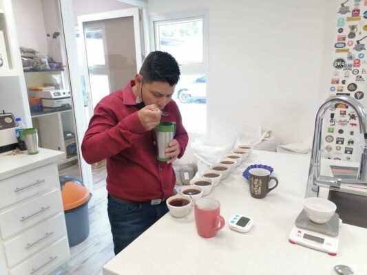 Carlos Márquez beim finalen Cupping zur Bewertung seines Ernteergebnisses